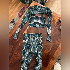 I’m selling the WHOLE set. It’s a size small and I NEVER worn it.